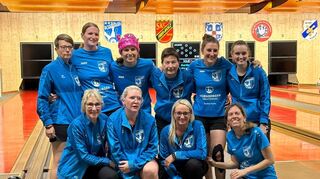 Die Plankstadter Keglerinnen – Marion Glück, (hinten v. l.), Yvonne Schränkler, Julia Tippl, Michaela Engel, Stefanie Blach, Jessica Foos, sowie Vorsitzende Petra Deininger (vorne v. l.), Simone Lenhard, Sabrina Amtsberg und Sabrina Bender – sind durch einen 6:2-Sieg gegen Weidenstetten am letzten Spieltag doch noch in die Sportkegeln-Bundesliga aufgestiegen.
