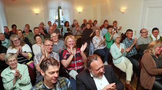 Das Publikum unterhält sich bestens beim politischen Kabarett der Extraklasse.