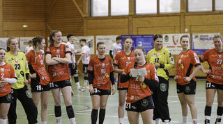 Celina Weschenfelder bedankt sich im Namen ihrer Mannschaft bei allen Fans und Helfern, bevor Lea Kappelar (23), Wiebke Heck (19) und Paula Lederer (11) verabschiedet werden.
