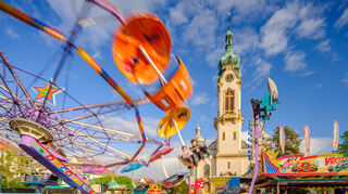 Beim Frühlingsfest geht es rund auf dem Marktplatz: Attraktionen wie „TelStar“, Autoscooter, Schießbuden und Verkaufsstände öffnen am Samstag.