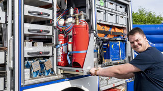 Voll mit Material: THW-Mitarbeiter Pascal zeigt die Ausrüstung eines der Lkw.
