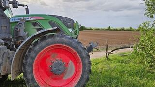 Ein anwesender Landwirt kann der Feuerwehr bei der Beseitigung des Baums behilflich sein.