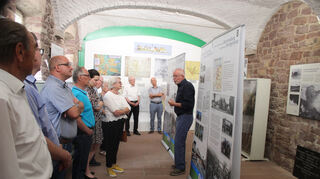 Vor zwei Jahren bewundern die Besucher den neu gestalteten Bereich „Ortsgeschichte“ im Oftersheimer Gemeindemuseum. Gerhard Frei (r.) gibt Erläuterungen.
