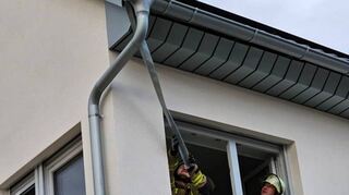Durch den Wind hat sich in der Adolf-Bensinger-Straße ein sperriges Dachteil aus Metall gelöst und droht auf die Straße zu fallen.