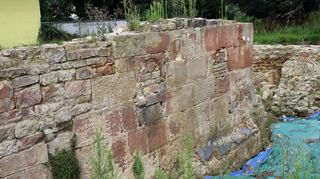 Eine Mauer der Burg Wersau.