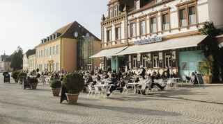 Immer gut besetzt – die Terrasse des Schwetzinger Kaffeehauses.