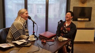 Haben Spaß bei der Podcastaufnahme in den vormaligen Restauranträumen des "Urgesteins" in Neustadt an der Weinstraße: Katja Bauroth und Hedi Rink.