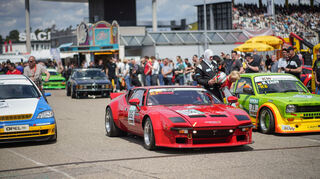 Bei den ADAC Hockenheim Historics lassen klassische Rennwagen und andere PS-starke Boliden das Herz von Motorsportfans in sieben Wettbewerben höher schlagen.