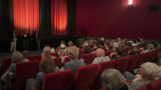 Der oscarprämierte Film „The Zone of Interest“ bewegt die Zuschauer. Karen Strobel (links) vom Mannheimer Marchivum mit Moderatorin Doris Steinbeißer und Gerald Sander, dem Enkel von Sophie Stippel im anschließenden Gespräch mit dem Publikum.