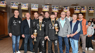 Lenny Wörner (M. l.) und Christiano Liebzeit. Bild: RKG