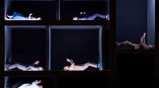 Illustres Bühnenbild von der Oper „Der Doppelgänger“, mit der am nächsten Freitag die Festspiele eröffnet werden.
