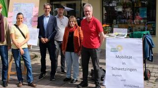 Für die Grünen im Kommunalwahlkampf aktiv: Kathrin Vobis-Mink (v. l.), Dr. Susanne Hierschbiel, Cindy Baumann, Markus Herzig, Regina Czechanowski und Roland Walter. Staatssekretär Dr. Andre Baumann (4. v. r.) schaut ebenfalls am jüngsten Stand vorbei.