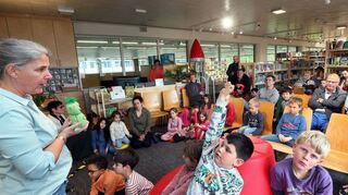 Kinderbuchautorin Annette Roeder weiß in der Gemeindebücherei mit ihren kleinen grünen Wesen zu begeistern – immerhin machen ziemlich viel Quatsch, ärgern sich gegenseitig, pupsen sich ins Gesicht, reißen sich an den Haaren, ziehen sich den Stuhl unterm Po weg und viele andere Sachen.