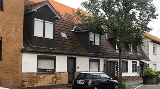 Dieses heruntergekommene Wohnhaus in der Herzogstraße 27 wird ebenfalls an einen Investor verkauft.