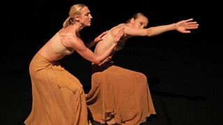 Elena Hollenhorst (r.) und Cara Hopkins (l.) in „Faces of Lilith“, choreographiert von Giovanni De Buono und Luches Huddleston.
