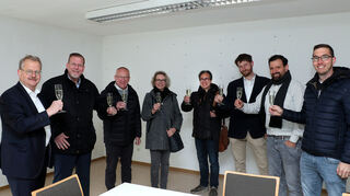 Aufs Bauwerk: Gemeindeältester Thomas Kern (v. l.), OB Marcus Zeitler, Eberhard Vögele und Tanja Geberth (Architekturbüro), Christian Engel (Bauamt), Pastor Tobias Kolb, Immanuel Grauer (Gemeinschaftsverband AB) und Jugendpastor Jonas Schulz.