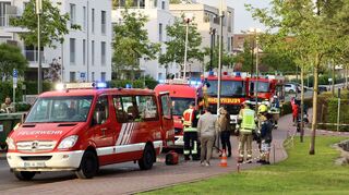Die Fahrzeuge der Feuerwehr Hockenheim fahren das Gauß-Gymnasium über den Messplatz an.