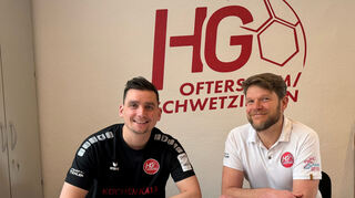 Christoph Lahme (l.) und der Sportliche Leiter der HG, Dr. Martin Schmitt, bei der Vertragsverlängerung des Trainers.