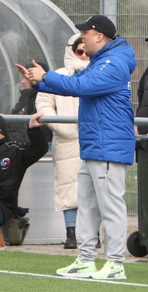 Christian Krupp, Trainer des Kreisligisten FV Brühl II, spielt mit seiner Mannschaft gegen den Abstieg.