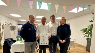 Freuen sich über die Einweihung des Jugendraums für den Tennisclub Plankstadt: Projektleiter Sebastian Ebeling (von links), Roland Wahl, Bürgermeister Nils Drescher und Simone Born von „Anpfiff ins Leben“.