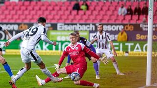 Da war die Welt für den SV Sandhausen noch in Ordnung: Luca-Milan Zander erzielt gegen Bielefelds Jonas Kersken das 1:0.