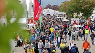 Besucherinnen und Besucher auf der Regionalmesse Maimarkt in Mannheim.