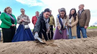 Hedi Rink hat gerade zum ersten Mal selbst eine Stange Spargel aus dem Boden geholt. Unter Anleitung von Spargelkönigin Emilia I. schließt sie nun das Loch im Boden.