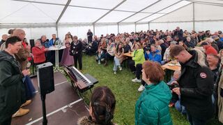 Im großen Zelt erleben viele Schwetzinger und Gäste der umliegenden Gemeinden Sterneköchin Hedi Rink (l.) und dann die Krönung von Spargelkönigin Emilia I.