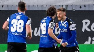Marius Wörl (v. l.), Mael Corboz und Torschütze Leandro Putaro bejubeln das 1:1 der Arminia gegen Sandhausen. Schiedsrichter Florian Badstübner befragt Putaro zur Doppelberührung beim Strafstoß – dieser verneint zur Empörung von SVS-Präsident Jürgen Machmeier.