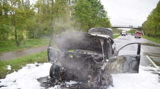 Auto auf B291 bei Schwetzingen in Vollbrand
