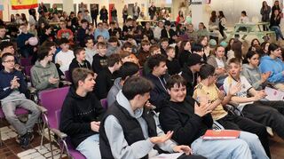 Der interkulturelle Austausch steht am Gauß-Gymnasium im Zentrum eines Aktionstages gegen Rassismus, dabei lernen die Teil-nehmer Essen und Tänze aus verschiedenen Ländern kennen.