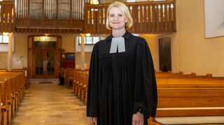 Michaela Schmittberg ist die neue – aber schon bekannte – Pfarrerin der evangelischen Kirchengemeinde in Eppelheim. Am Sonntag ist sie offiziell vor der Gemeinde ins Amt eingeführt worden.