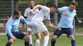 Der Brühler Henri Vogt wird gleich von zwei Gegenspielern bedrängt. Die FV-„Zweite“ und die Gäste aus Wallstadt trennen sich 2:2-Unentschieden.