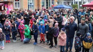 Viel Applaus der zahlreichen Zuschauer gibt es nach dem Zieleinlauf für alle Sieger der einzelnen Läufe zum HMV-Frühlingsfest bei der Ehrung durch Oberbürgermeister Marcus Zeitler auf der zentralen Tribüne.