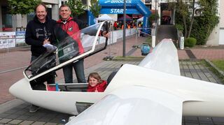 Beim Segelflugzeug des SFC-Hockenheim darf sich jeder Interessierte ins Cockpit des Fliegers setzen, um die Freiheit über den Wolken ein Stück weit zu erspüren.