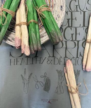Ästhetik neu definiert – so verstehen sich die Produkte von „Hills of Hems“. Das hochwertige Spargeltuch gibt es exklusiv und limitiert am Spargelsamstag am Stand der Zeitung, die dazu „Kurpälzer“-Produkte im Set anbietet. Die Spargel aus Pappmaché von der Caritas können als Deko erworben werden.
