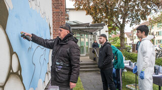 Michael Vogt hat den Überblick. Lorenz und Kivan verfolgen des Künstlers gekonnte Aktion.