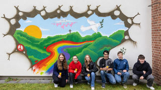 Einige der jungen Künstler: Emilia (v. l.), Charlotte, Nina Kivan, Gregor und Yannik haben das Graffiti mitgestaltet.