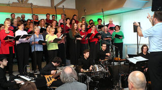 In seinem „Around the World“-Konzert nehmen der Chor „Cantiamo“ und sein Ensemble im Ketscher Ferdinand-Schmid-Haus unter der Leitung von Bernhard Sommer ihre Zuhörer mit auf eine musikalische Reise.