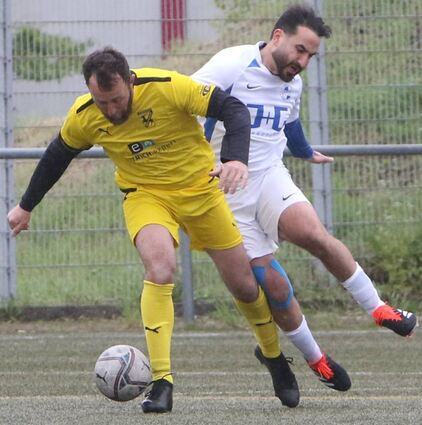 Der Schwetzinger Kerem Altiparmak (hinten) im Zweikampf mit Johann Sitnikov, der mit der Badenia 2:0 gewinnt.