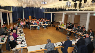 Auf großes Bürgerinteresse stößt die Gemeinderatsentscheidung zum Mobilfunkmast in Rohrhof. Deshalb ist man am Montag-abend mit der Sitzung des Gremiums auch in die Festhalle ausgewichen.