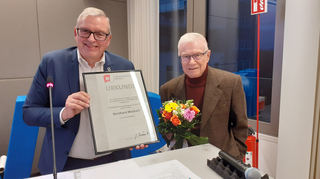 Vorsitzender Uwe Wöhlert ernennt Bernhard Mückain (r.) zum Ehrenmitglied.