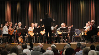 Das Ensemble spielt unter der Leitung von Philippe Wolter zu Beginn des Jahreskonzertes des Vereins „Zupferey“ Werke bekannter klassischer und zeitgenössischer Künstler.