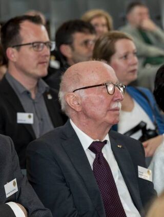 Der Saal ist gut gefüllt, die Mitglieder und Ehrengäste folgen den vielen Beiträgen.