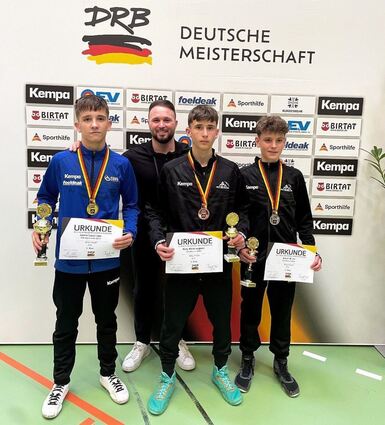 Iannis Luca Lupu (v. l.) wird vom KSV-Vorsitzenden Özkan Bas gratuliert, der auch Hary Kokkinogenis und Simon Kuhn beglückwünscht.