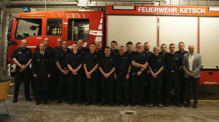 Die Kameraden der Freiwilligen Feuerwehr Ketsch mit Bürgermeister Timo Wangler (r.). Der zeigt sich nach wie vor über den ihm gewidmeten Baum gerührt, den die FFW ihm gewidmet hat.