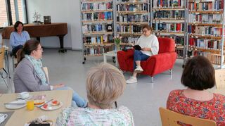 Ursula Willimsky liest beim Frühstückstreff aus „Britannica“ vor, sehr zum Amüsement des Publikums.