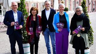 Vorfreude auf das Mozartfest vom 27. September bis 13. Oktober: Oberbürgermeister Dr. René Pöltl (v. l.), Vorsitzende Rosa Grünstein, Künstlerischer Leiter Nikolaus Friedrich, Geschäftsführerin Katharina Simmert und Schlossleiterin Sandra Moritz.