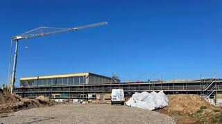 So sieht die Baustelle Mitte April aus: In dieser Woche geht es bereits an die Außenfassade, während im Inneren die Arbeiten gut voranschreiten. So gut, dass sich der Gemeinderat nun mit der Vergabe weiterer Aufträge für die Ausstattung der Kultur- und Sporthalle in Plankstadt beraten hat.