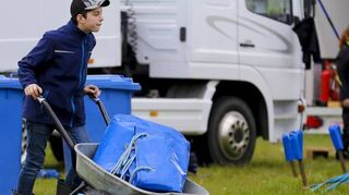 Auch der 13-jährige Louis hat seine Aufgaben: Hier bringt er eine Zeltwand nach der anderen auf den Platz.